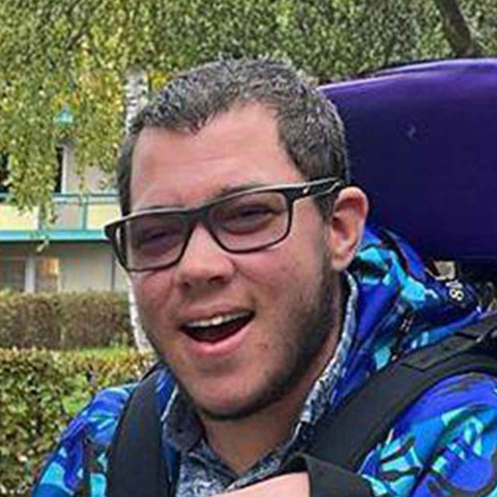 Berät aus eigener Erfahrung – von Betroffenen für Betroffene. Auch Timo lebt mit persönlicher Assistenz und dem persönlichen Budget.